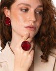 Anello elastico in metallo con pietra circolare in acrilico effetto marmo rossa - Mya Accessories