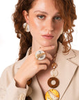 Anello elastico in metallo con pietra circolare in acrilico grigia - Mya Accessories