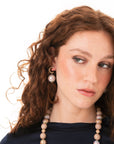 Orecchini con cerchietto in metallo e sfera in acrilico grigia - Mya Accessories