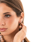 Orecchini con cerchietto in metallo e sfera in acrilico marrone - Mya Accessories