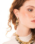 Orecchini pendenti con frange in metallo e pietre in vetro nere - Mya Accessories