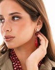 Orecchini pendenti con pietra a goccia in acrilico rossa - Mya Accessories