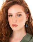 Orecchini pendenti con pietre geometriche in acrilico marrone e blu - Mya Accessories