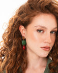Orecchini pendenti con pietre geometriche in acrilico verde e rosso - Mya Accessories