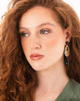 Orecchini pendenti in ottone con pietre in acrilico nere - Mya Accessories