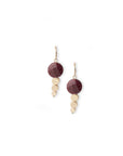 Orecchini pendenti in ottone con pietra dura circolare magenta - Mya Accessories