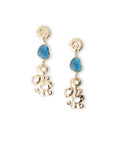 Orecchini pendenti in metallo lucido con design astratto e pietra in vetro azzurra - Mya Accessories