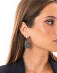 Orecchini pendenti in metallo con design a goccia di micro cristalli in vetro blu e grigio - Mya Accessories
