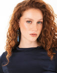 Orecchini lunghi pendenti con pietra in vetro e goccia in acrilico indaco - Mya Accessories