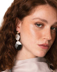 Orecchini pendenti a rombo in acrilico bianco e nero - Mya Accessories