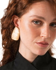 Orecchini a clip con pietra geometrica in acrilico beige - Mya Accessories