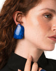 Orecchini a clip con pietra geometrica in acrilico blu - Mya Accessories