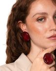 Orecchini a clip con pietra circolare in acrilico effetto marmo rossa - Mya Accessories