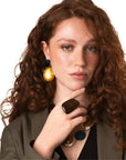 Orecchini pendenti con doppia pietra in acrilico nei toni dell’ocra e dell’azzurro - Mya Accessories