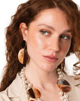 Orecchini pendenti con doppia pietra ovale in acrilico tono arancio e marrone - Mya Accessories