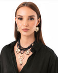 Collana multi fili con micro pietre in acrilico nere e cuori sacri pendenti - Mya Accessories