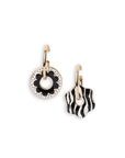 Orecchini a cerchio con pendente asimmetrico smaltato bianco e nero - Mya Accessories