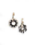 Orecchini a cerchio con pendente asimmetrico smaltato bianco e nero - Mya Accessories