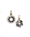 Orecchini a cerchio con pendente asimmetrico smaltato bianco e nero - Mya Accessories