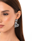 Orecchini in metallo pendenti a cuori smaltati zebrati bianchi e neri - Mya Accessories