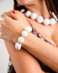 Bracciale elastico con sfere in acrilico bianco, con rondelle in metallo - Mya Accessories
