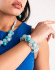 Bracciale elastico, con sfere in acrilico intrecciate tono azzurro - Mya Accessories
