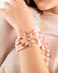 Bracciale a quattro fili in acrilico elastici con fiore in vetro rosa chiaro - Mya Accessories