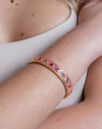 Bracciale in ottone a manetta smaltato rosa con zirconi multicolore - Mya Accessories