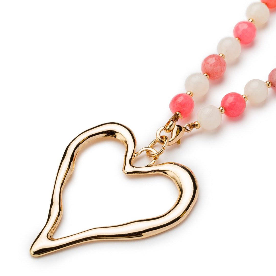 Collana lunga con pietre dure multi rosa e pendente in metallo a forma di cuore - Mya Accessories