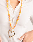Collana lunga con pietre dure multi arancio e pendente in metallo a forma di cuore - Mya Accessories