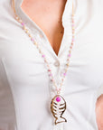 Collana lunga a catena con microcristalli tono rosa pendente a pesce - Mya Accessories