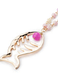 Collana lunga a catena con microcristalli tono rosa pendente a pesce - Mya Accessories