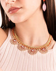 Collana girocollo in metallo con microcristalli in vetro rosa ed arancio - Mya Accessories