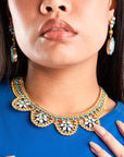 Collana girocollo in metallo con microcristalli in vetro celeste e gialli - Mya Accessories
