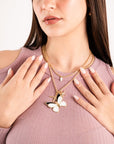 Collana girocollo doppia linea a catena con pendente a farfalla smaltata bianca - Mya Accessories