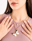 Collana girocollo doppia linea a catena con pendente a farfalla smaltata bianca - Mya Accessories
