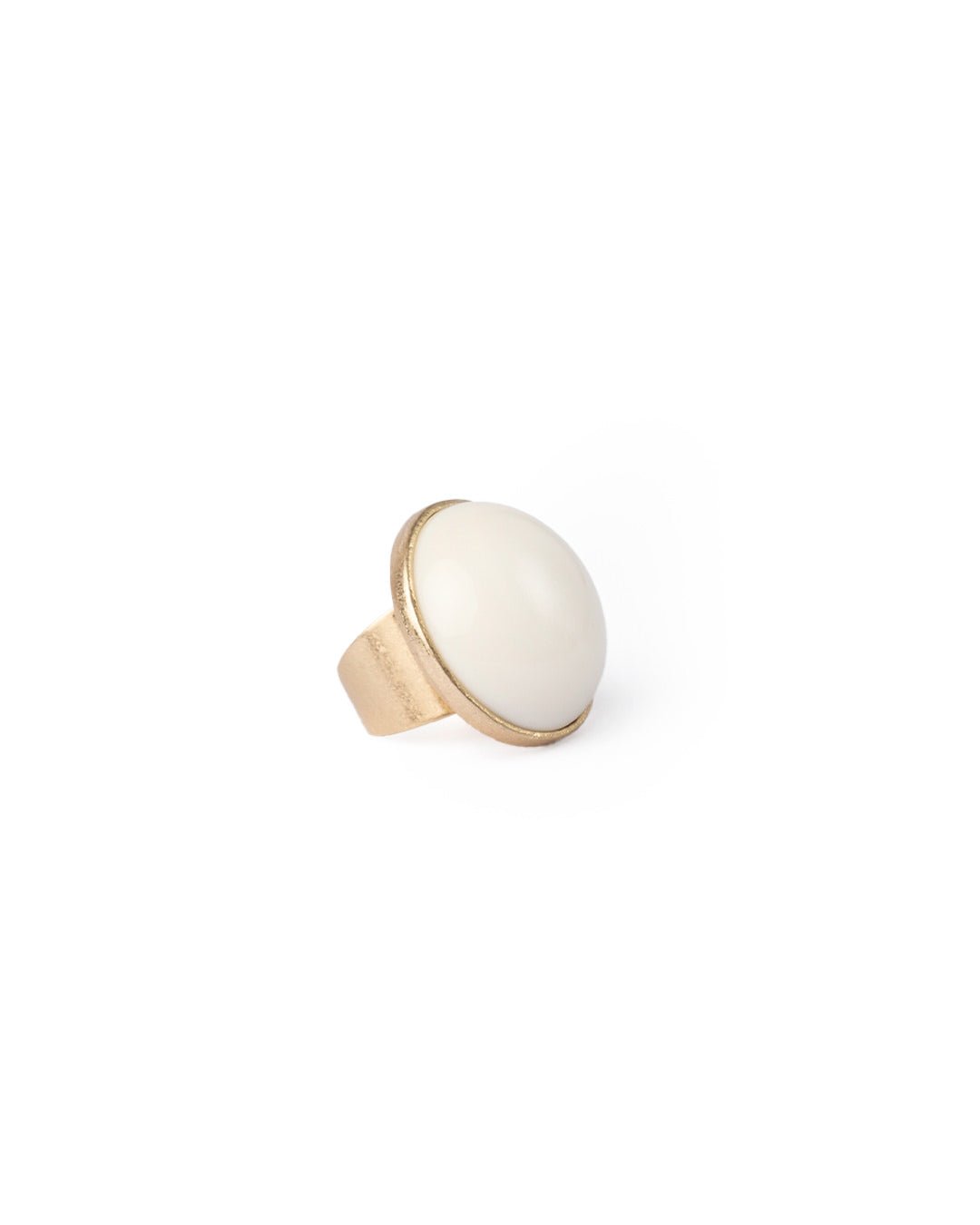 Anello a fascia regolabile con pietra circolare in resina bianca - Mya Accessories