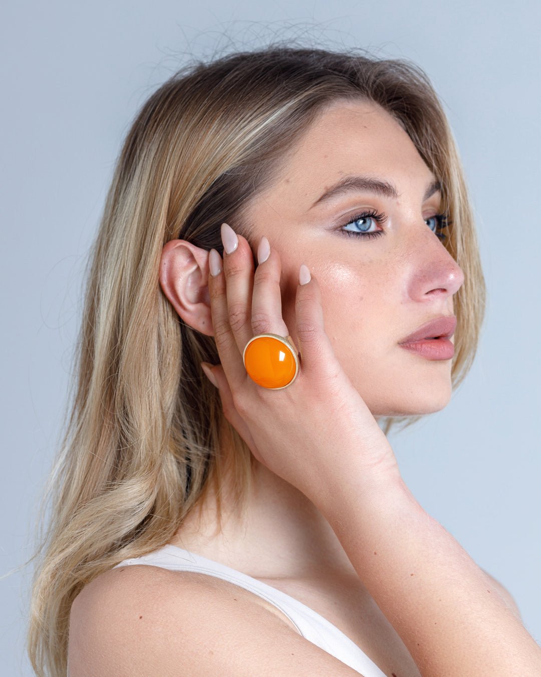 Anello a fascia regolabile con pietra circolare in resina arancio - Mya Accessories