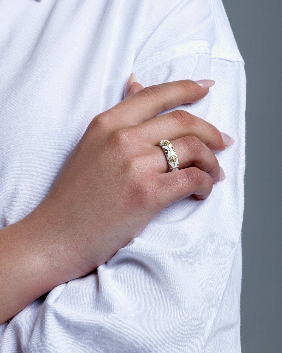Anello in ottone regolabile smaltato bianco con design dorato - Mya Accessories