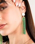 Orecchini in ottone lunghi pendenti con catene microcristalli verde - Mya Accessories