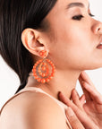 Orecchini strutturati a goccia con perline in acrilico arancio