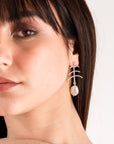 Orecchini in metallo a lisca di pesce con perla vetro bianca - Mya Accessories