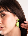 Orecchini pendente in acrilico verde mela dalla forma irregolare - Mya Accessories