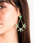 Orecchini chic pendenti in metallo, con pietre in vetro verde salvia - Mya Accessories