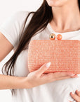 Borsa clutch clic clac in paglia intrecciata color salmone - Mya Accessories