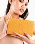 Borsa clutch senape con chiusura in metallo oro - Mya Accessories