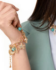 Bracciale a catena con pietre in vetro turchese e charms pendenti