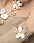 Bracciale a catena con fiore in acrilico bianco e beige - Mya Accessories