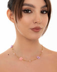 Collana girocollo in acciaio con fiorellini in vetro tono rosa - Mya Accessories