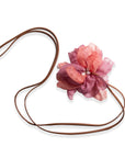 Collana con laccio in cuoio e fiore in tessuto rosa pesca e viola - Mya Accessories